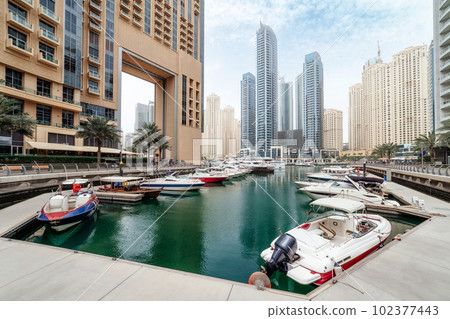 Dubai Marina district, cruise boat and promenade, Dubai, UAE Dubai Marina district, cruise boat and promenade, Dubai, UAE 102377443