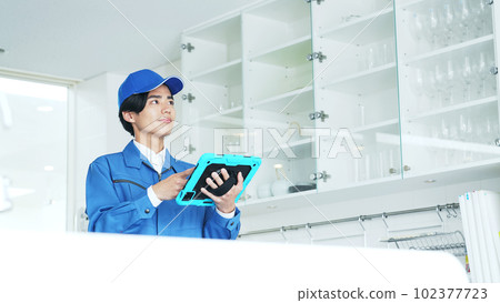 一名工人在平板電腦上檢查室內設計 102377723