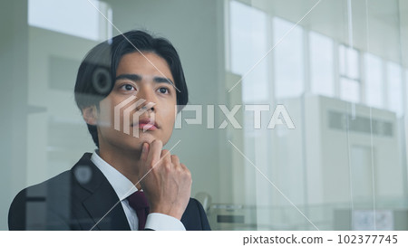 看著窗外的年輕商人 看著窗外的年輕商人 102377745