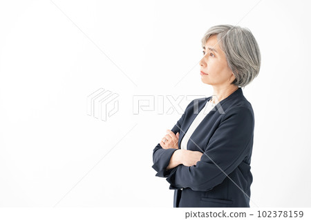 Business woman worried forgetfulness 102378159