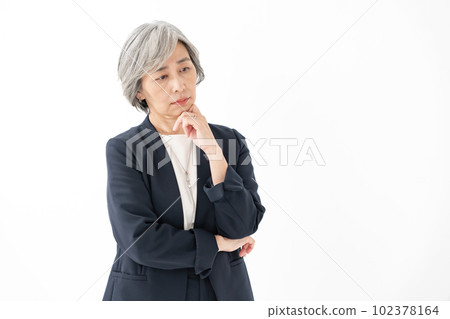 Business woman worried forgetfulness 102378164