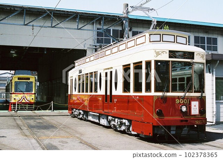 停靠車站的都電荒川線9000、7000系 102378365