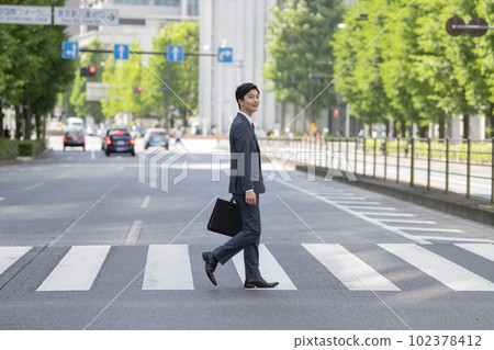 走在城市的年輕商人畫象 102378412