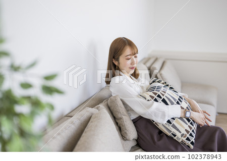 一個女人坐在沙發上 一個女人坐在沙發上 102378943