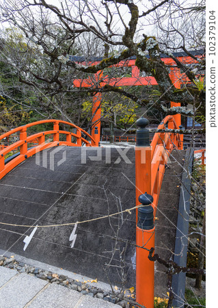 位於日本京都府京都市的上鴨大屋神社，被稱為下鴨神社的環橋 102379104