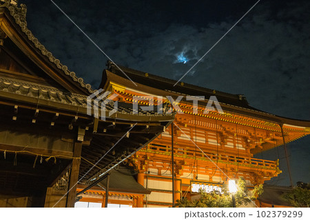 日本京都府京都市祗園町八坂神社南塔門燈火通明 102379299