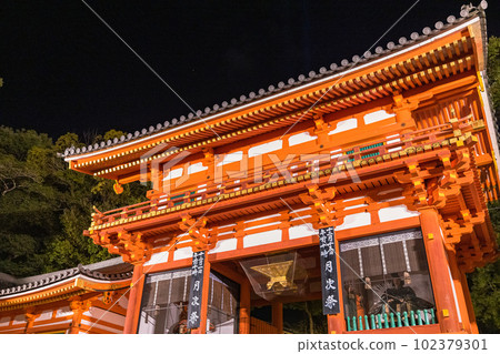 日本京都府京都市祗園町八坂神社西塔門燈火通明 102379301