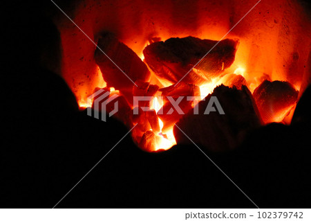 Speaking of winter, it's the charcoal fire that burns bright red (outdoors on a pitch-black night, the flames rising against the black background are soothing) Speaking of winter, it's the charcoal fire that burns bright red (outdoors on a pitch-black night, the flames rising against the black background are soothing) 102379742