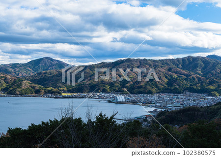 從日本京都府宮津市天橋立觀景台看宮津港和城市景觀 102380575