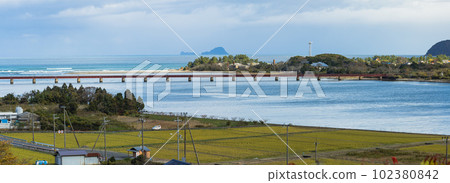 從日本京都府宮津市由良橄欖紅葉公園看到的京都丹後鐵道由良川大橋 102380842