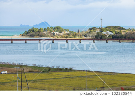 從日本京都府宮津市由良橄欖紅葉公園看到的京都丹後鐵道由良川大橋 從日本京都府宮津市由良橄欖紅葉公園看到的京都丹後鐵道由良川大橋 102380844
