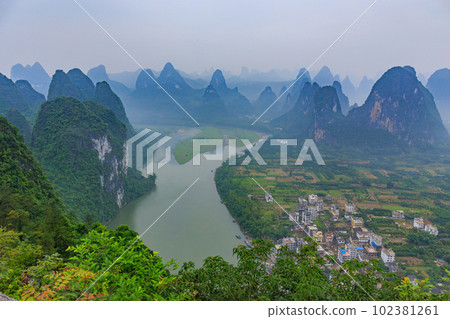 中國桂林郊外奇峰環抱的風景 中國桂林郊外奇峰環抱的風景 102381261