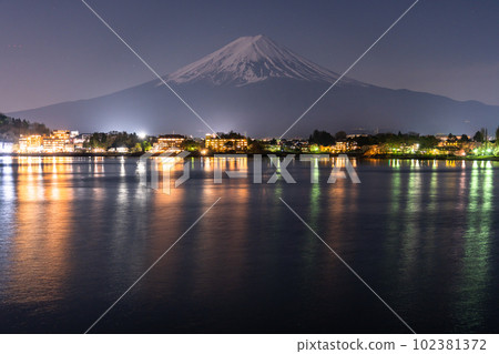 “山梨縣”富士山和河口湖的夜景 “山梨縣”富士山和河口湖的夜景 102381372