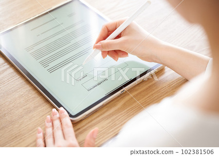 用手寫筆做電子簽名的女人的手 用手寫筆做電子簽名的女人的手 102381506