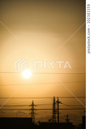 黃色朦朧的天空和日落時建築物的輪廓 102381559