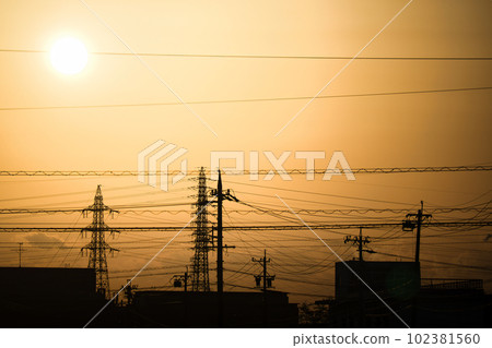 黃色朦朧的天空和日落時建築物的輪廓 102381560