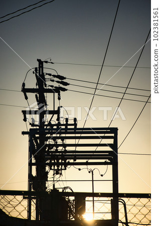 黃色朦朧的天空和日落時建築物的輪廓 黃色朦朧的天空和日落時建築物的輪廓 102381561