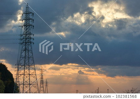 黃色朦朧的天空和日落時建築物的輪廓 102381568