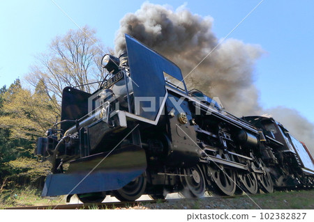 Under the blue sky of spring, a steam locomotive spewing smoke and running A special SL Banetsu Monogatari No. C57180 without a head mark 102382827