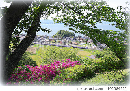 A view of the limited express Yakumo running along Nakaumi from Kodai Izumo no Ryo no Oka Park (illustration style) 102384321