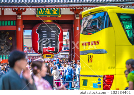 日本東京城市景觀 May/GW。淺草寺在電暈災難發生前熙熙攘攘。沒有機器的人數也增加了……Hato巴士的出現= 5天 日本東京城市景觀 May/GW。淺草寺在電暈災難發生前熙熙攘攘。沒有機器的人數也增加了……Hato巴士的出現= 5天 102384401