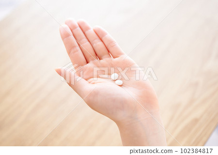 婦女的手有醫學的 婦女的手有醫學的 102384817