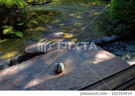 禁止入內的日式庭園的停石（愛知縣尾張旭市舊淺井家獨棟住宅，道段亭） 102384914