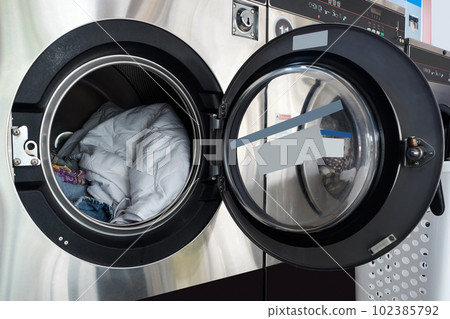 Put the used clothes in the washing machine to prepare for washing. Put the used clothes in the washing machine to prepare for washing. 102385792