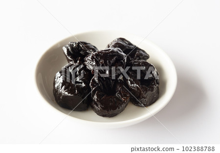 李子放在盤子裡，幹李子，乾果，李子 102388788