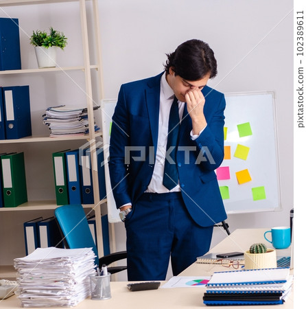 Young businessman working in the office 102389611