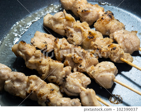 Reheat the yakitori (chicken thigh skewers) in a frying pan. (with alcohol) Reheat the yakitori (chicken thigh skewers) in a frying pan. (with alcohol) 102390037