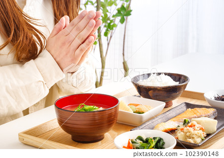 吃飯前手牽手的女人 102390148