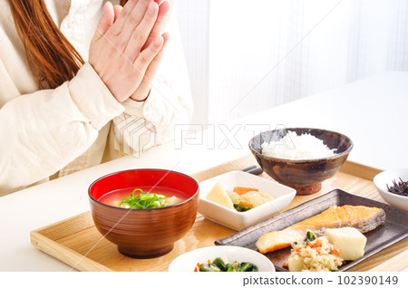 吃飯前手牽手的女人 102390149