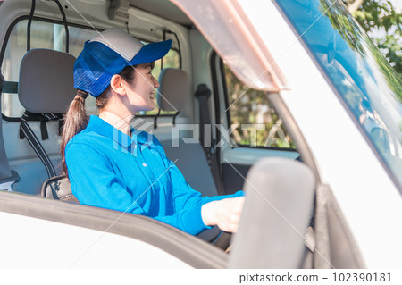 A woman who drives a truck (moving, delivery, driver, home delivery, delivery person, courier service) 102390181