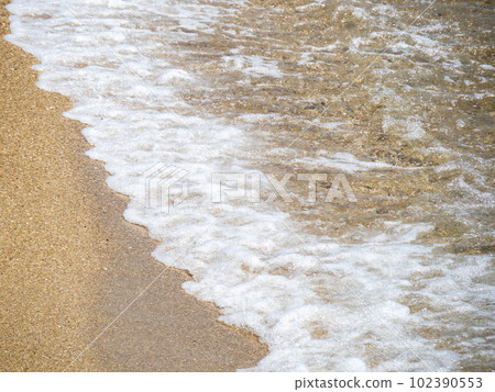 海浪拍打著海灘。 海浪拍打著海灘。 102390553