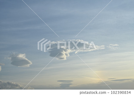 在夕陽下閃耀的莢狀雲 在夕陽下閃耀的莢狀雲 102390834