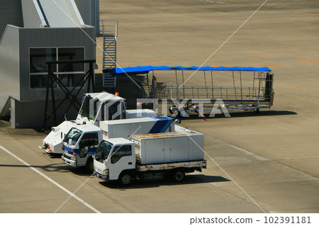 Cars working at the airport 102391181