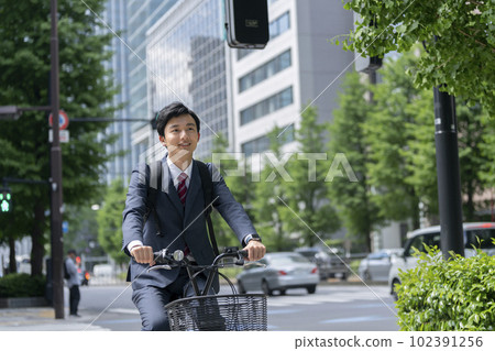 騎自行車的年輕商人 102391256