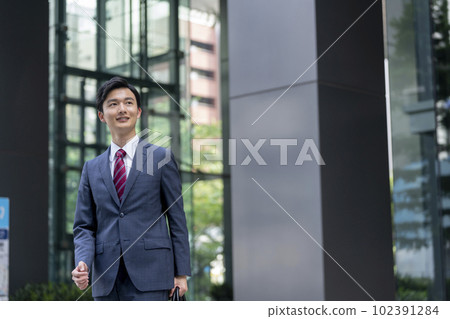 年輕的商人肖像 年輕的商人肖像 102391284