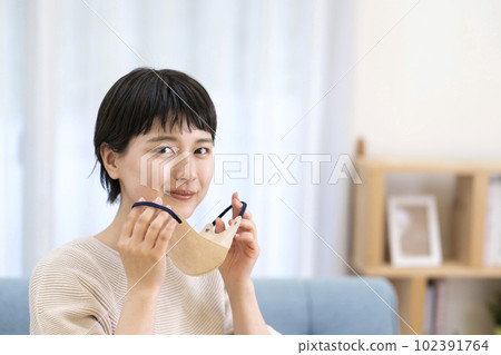 去除面具的年輕女子 102391764