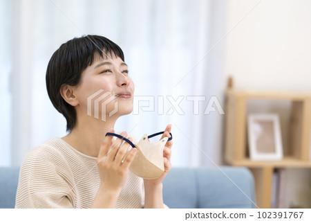 去除面具的年輕女子 去除面具的年輕女子 102391767