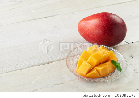 Mango (Irwin variety) on a cross grain background Mango (Irwin variety) on a cross grain background 102392173