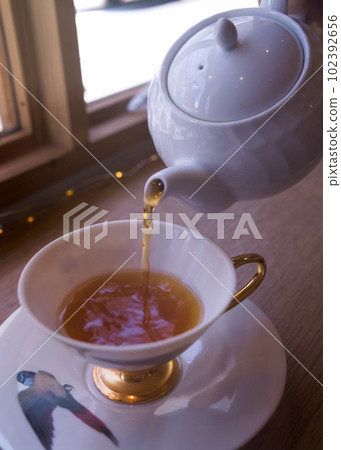 在咖啡館的觀眾席上倒茶 02 在咖啡館的觀眾席上倒茶 02 102392656