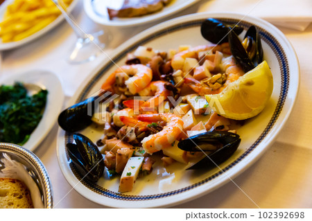 Frittura di mare, fried assorted seafoods 102392698