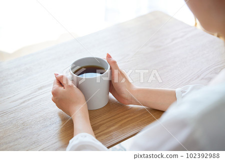 一個女人的手拿著杯子思考 一個女人的手拿著杯子思考 102392988