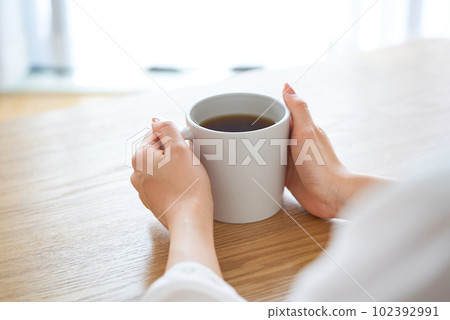 一個女人的手拿著杯子思考 102392991