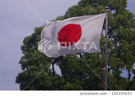 日本國旗在風中飄揚 日本國旗在風中飄揚 102393031