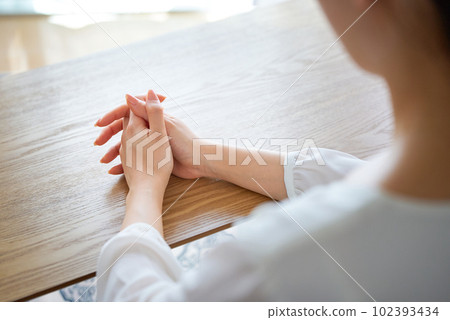 雙手合十思考的女人的手 雙手合十思考的女人的手 102393434