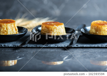 Petite Creme Caramel 102393594