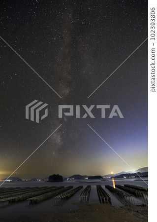 Setouchi's autumn starry landscape, the setting crescent moon and the Milky Way 102393806